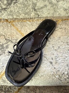 Wild Diva Black Patent Bow Thong Sandal NWT and box